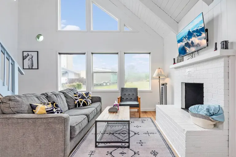 Vaulted living room in Tidal House Chalet 2.