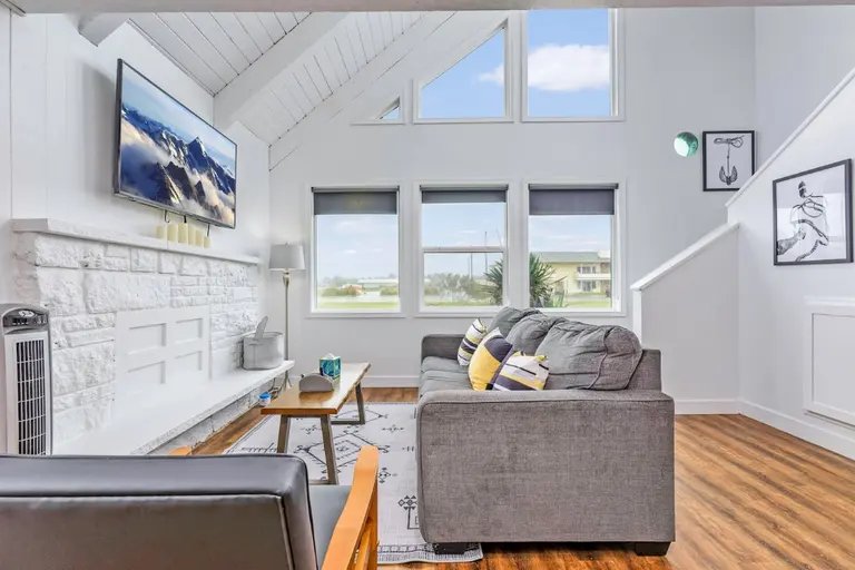 Vaulted living room in Tidal House Chalet 9.
